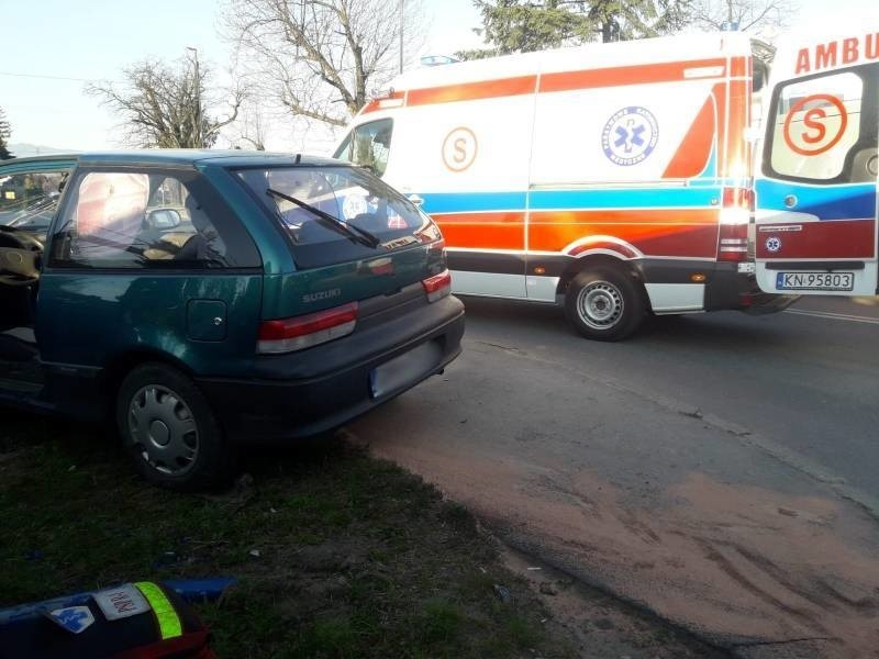 Nowy Sącz wypadek. Na ul. Węgierskiej samochód uderzył w słup. Kierowca trafił do szpitala