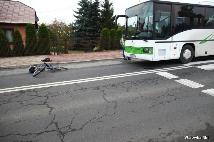 Tragiczny wypadek w Stalowej Woli. Nie żyje rowerzysta potrącony przez autobus (ZDJĘCIA)