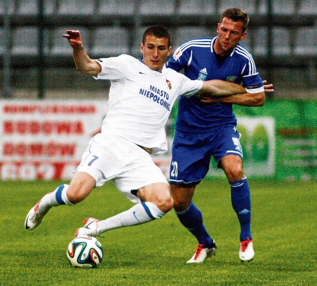 Krzysztof Zaremba (z lewej) zdobył wiosną trzy gole dla Puszczy
