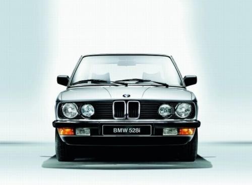 W latach 80. BMW wypracował rozpoznawalny przód, na zdjęciu...