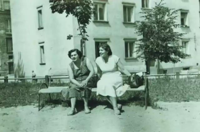 Mama (z prawej) przed naszym blokiem z panią Popławską