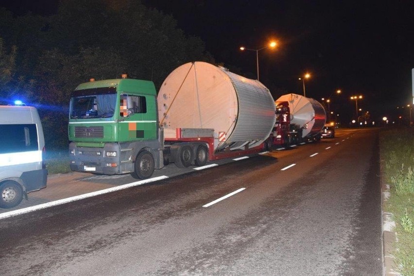 Tarnów. Ciężarówki z potężnym ładunkiem na kilkadziesiąt minut zablokowały al. Jana Pawła II
