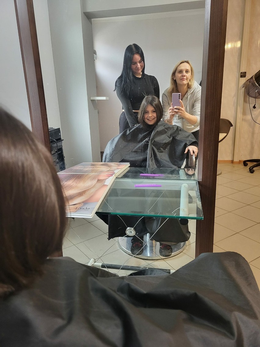 W Sandomierzu trwa zbiórka włosów dla małej Zosi. Dziewczynka jest chora i potrzebuje peruki. Jak można pomóc? Zobacz zdjęcia