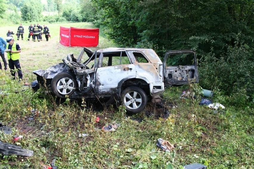 Śmiertelny wypadek w Ślemieniu. Samochód dachował i zapalił się [ZDJĘCIA]