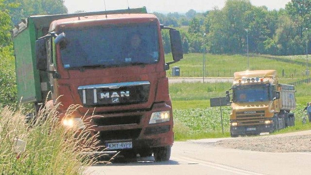 Ciężarówki przejeżdżające przez Sokołowice