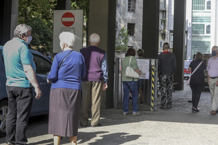 Kraków. Gigantyczna kolejka pod Centrum Onkologii przy ul. Garncarskiej. Pacjenci czekali na chodniku [ZDJĘCIA]