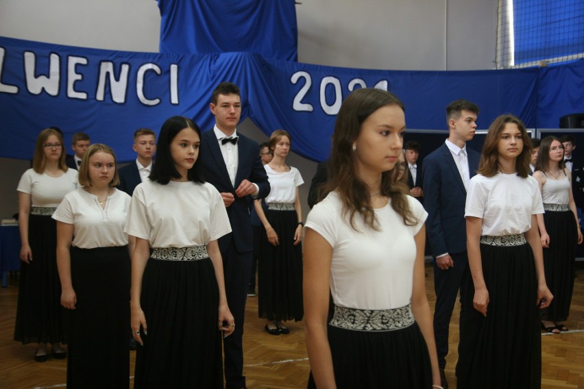 Ostrów Mazowiecka. Zakończenie roku szkolnego 8 klas w Szkole Podstawowej nr 3. Zdjęcia. 25.06.2021