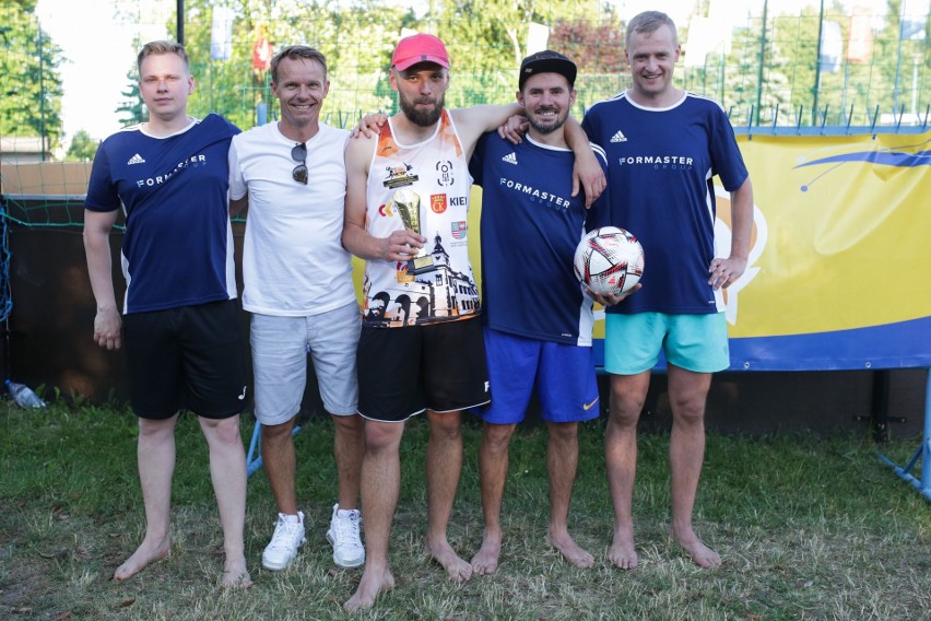 Paweł Sobolewski, legenda Korony Kielce, zagrał w plażowych trójkach Lotto Cup na Basenie Letnim w Kielcach. Zobacz zdjęcia