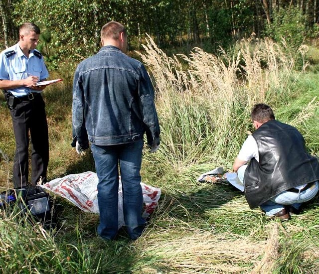 Broń oraz amunicję policjanci odnaleźli we wskazanym przez podejrzanego miejscu. Z uwagi na dobro śledztwa, nie otrzymaliśmy zgody na sfotografowanie broni samodziałowej.