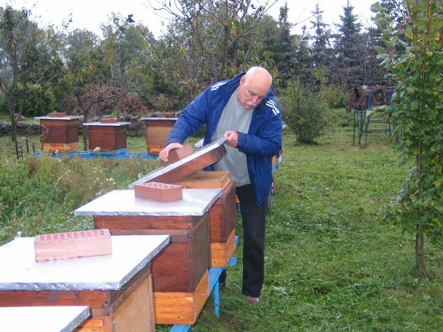 Zbigniew Słabęcki mieszka na wsi pod Mroczą i zajmuje się m.in. hodowlą pszczół.