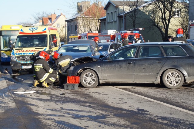 W poniedziałek na ul. Szczecińskiej w Słupsku zderzyło się pięć pojazdów, w tym autobus PKS Słupsk. Rannych zostało 7 osób. Zobacz więcej zdjęć. Czytaj więcej o wypadku. Szczegóły, zdjęcia, wideo