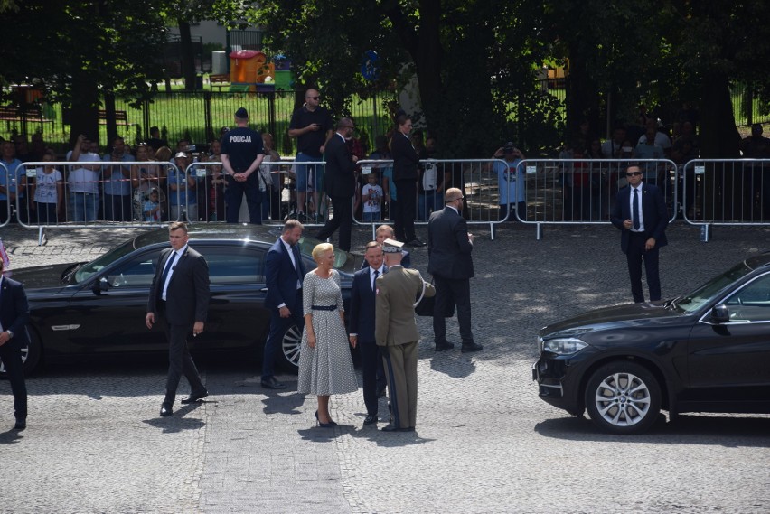 Prezydent Andrzej Duda, wraz z Pierwszą Damą, złożył w...