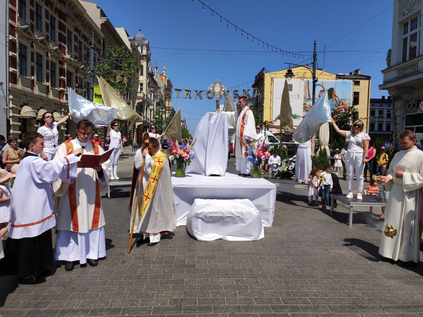 Największa procesja odbyła się w centrum Łodzi ZOBACZCIE ZDJĘCIA. Wierni wyruszyli z kościoła pod wezwaniem Matki Bożej Zwycięskiej
