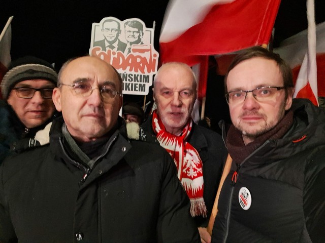 Manifestacja pod więzieniem w Przytułach Starych