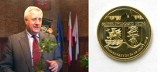 Słupsk. Prezydent Kobyliński dostał medal od miłośników monet