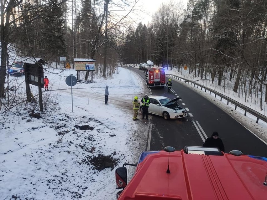 Wypadek na trasie Orzysz - Giżycko. Alfa Romeo wjechała w łodzie przewożone na lawecie