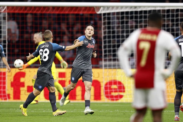 Piotr Zieliński przyjmuje gratulacje po strzeleniu gola w meczu Ajax - Napoli (1:6)