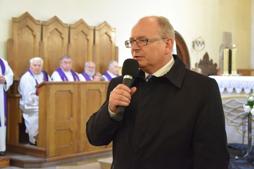 Ostatnie pożegnanie księdza Marcelego. 78-letni misjonarz spoczął na koneckim cmentarzu (WIDEO)