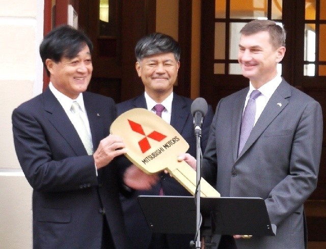 Na zdjęciu od lewej: Osamu Masuko, prezes firmy Mitsubishi...