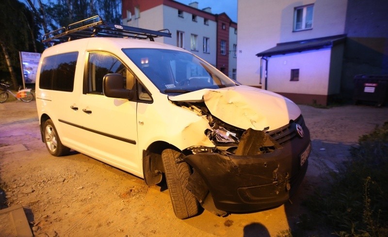 Policjanci ranni w wypadku na Bałutach [zdjęcia]