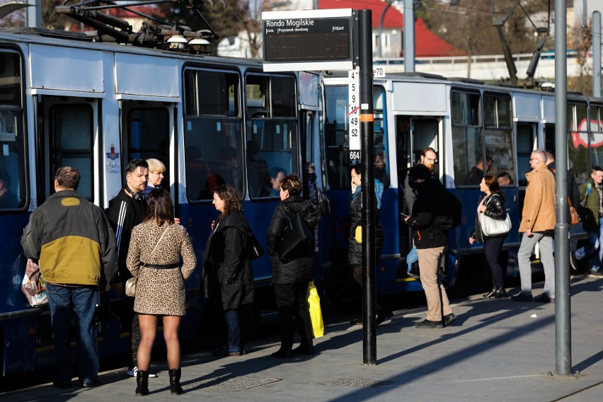 W Krakowie ograniczone zostały kursy tramwajów i autobusów....