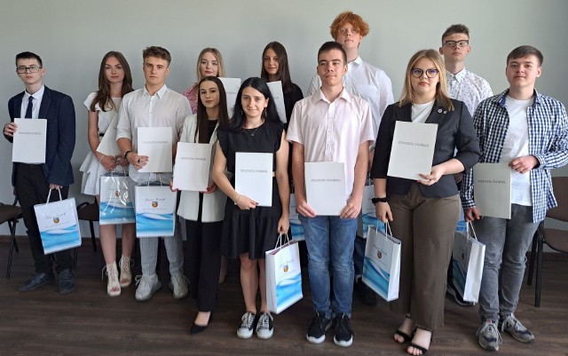 Nagrodzeni, najlepsi i najaktywniejsi uczniowie nagrodzeni w Starostwie Powiatowym w Końskich.