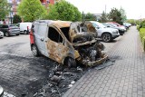 Dwa samochody spłonęły na parkingu przy ul. Hubalczyków w Słupsku