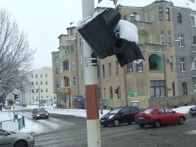 Sygnalizator przy przejściu dla pieszych przy ul. Kołłątaja jest kompletnie zniszczony. Gmina już zleciła jego naprawę