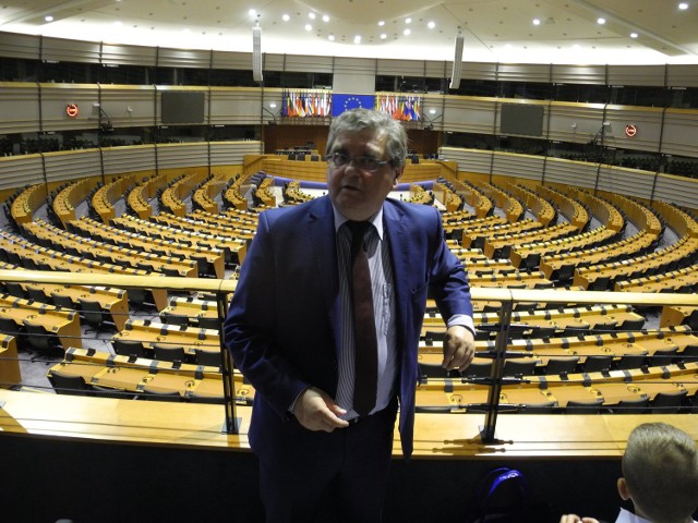 Podczas naszej wizyty w Parlamencie Europejskim w Brukseli mieliśmy okazję rozmawiać z europosłem Czesławem Hocem z PiS o ustawie antyaborcyjnej i Czarnym Proteście, który został zorganizowany w Koszalinie przed biurem PiS, w obronie praw kobiet.