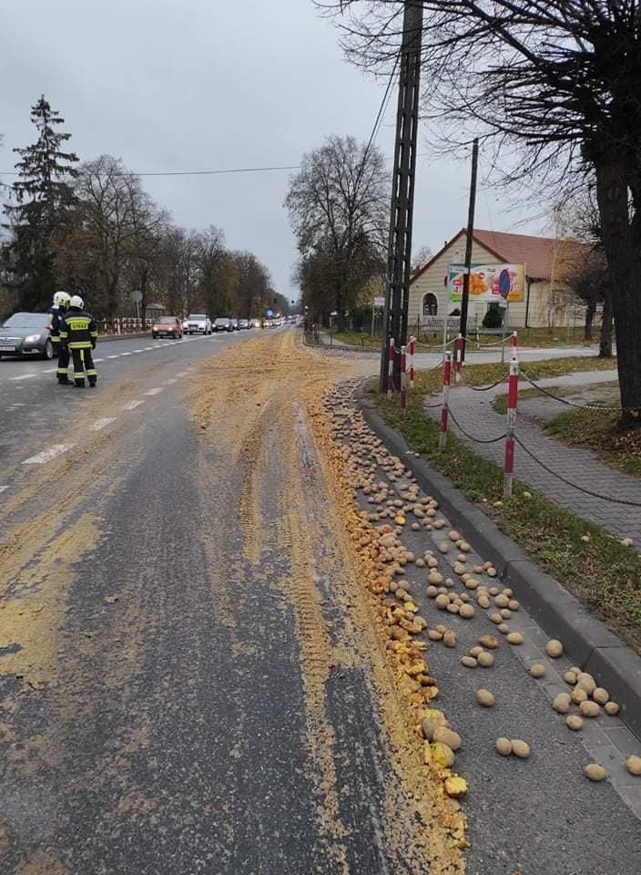 Rano 8 listopada w Opatówku rozsypały się ziemniaki....