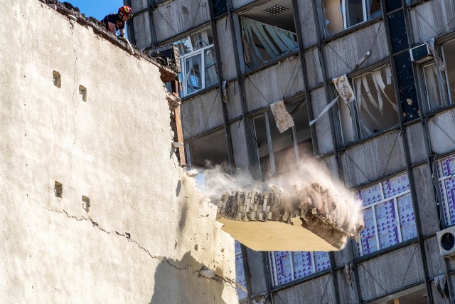 Charków, Ukraina, 02.09.2022. Budynek kompleksu sportowego w Charkowie zniszczony przez rosyjski pocisk S-300, 2 bm. w Charkowie