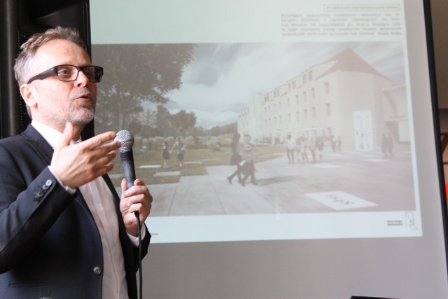 Koncepcję muzeum w budynku zabytkowego gimnazjum przedstawił warszawski architekt Mirosław Nizio.