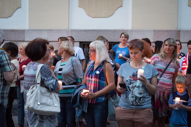 Łańcuch światła w Opolu. Trzeci dzień protestu.