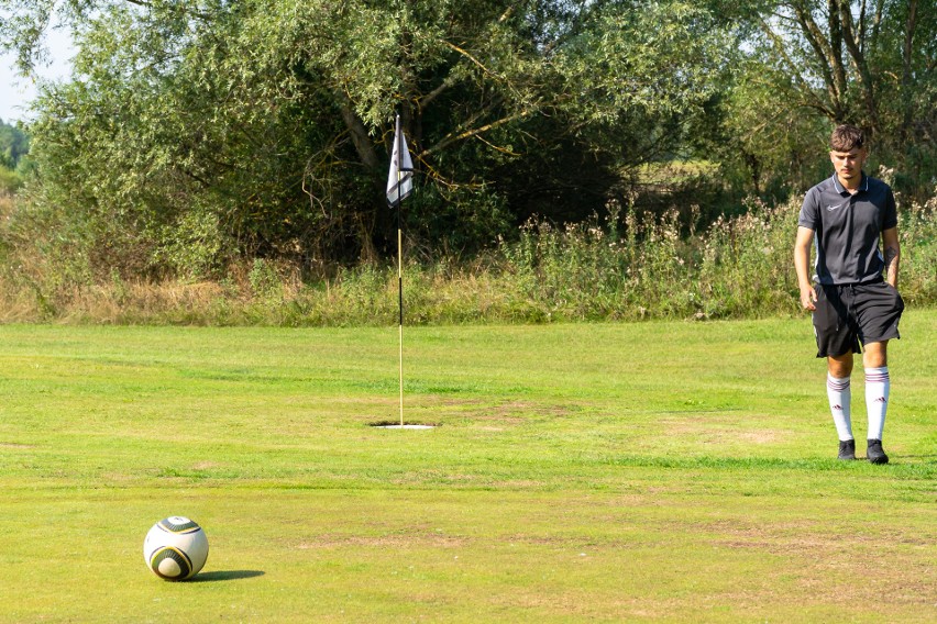 Zawody w footgolfa łączą tradycyjnego golfa z piłką nożną