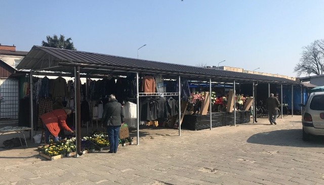 W poniedziałek popularne targowisko w Pionkach jeszcze działało, ale już zapadła decyzja o zamknięciu miejsca handlu na cztery dni.