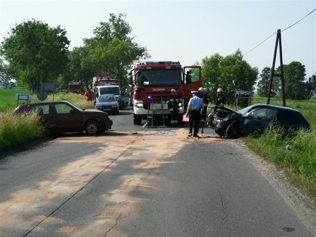 Na miejsce wypadku przyjechały straż, policja i pogotowie.