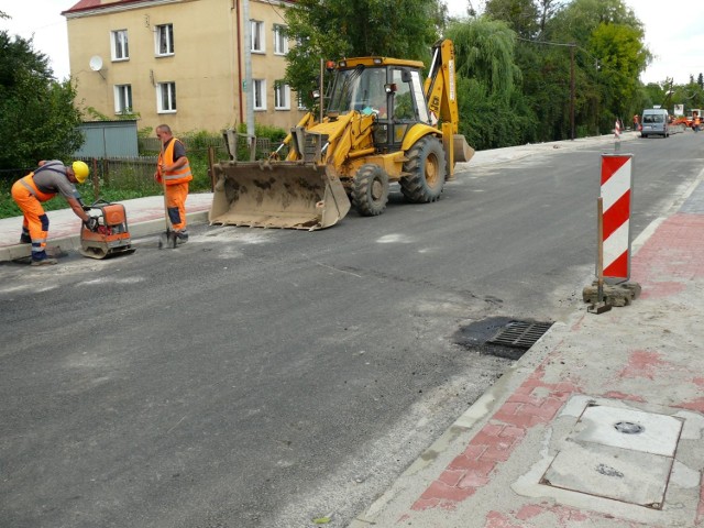Finał prac przy budowie nawierzchni i kanalizacji deszczowej na ulicy Brandwickiej.