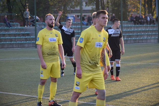 Piłkarze Energii Kozienice (w żółtych strojach) ulegli Zamłyniu Radom 0:1. Radomska ekipa dzięki zwycięstwu awansowała na pozycję wicelidera tabeli.