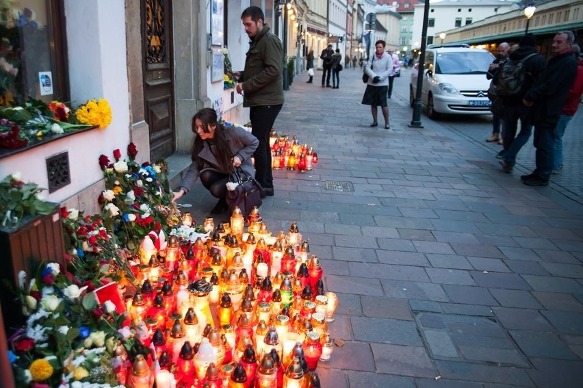 Kraków. Płonące znicze, kwiaty i łzy przed konsulatem Francji [ZDJĘCIA, WIDEO]