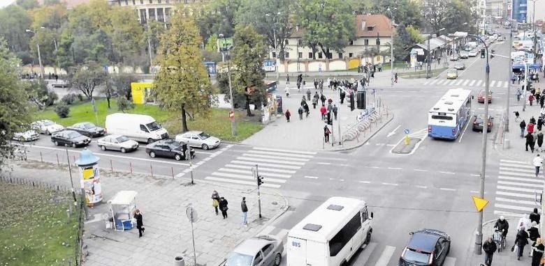 Na skrzyżowaniu al. Słowackiego z Prądnicką i Długą kierowcy...