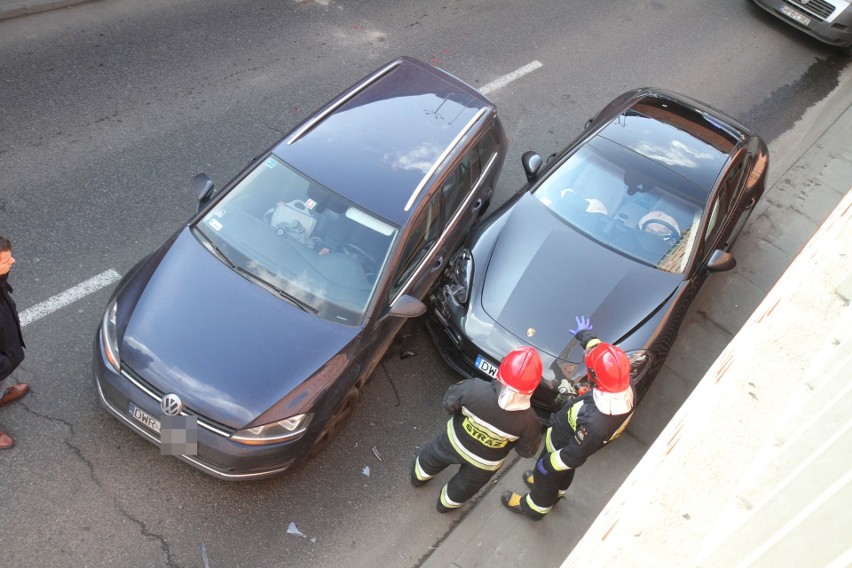  Wypadek trzech aut w tunelu przy pl. Dominikańskim. VW "przycisnął" do muru porsche