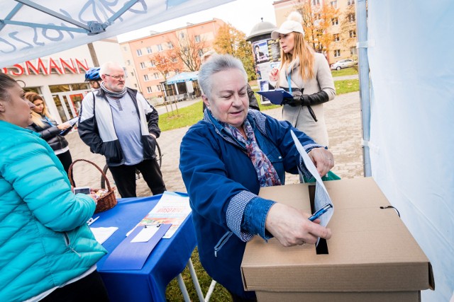 Głosować można na dwa sposoby - albo wypełniając papierowa ankietę i wrzucając ją do którejś z urn, rozmieszczonych w mieście, albo przez aplikację na stronie www.bydgoszcz.pl.
