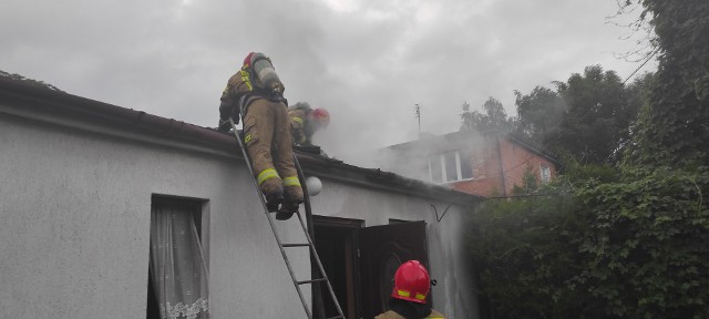 Strażacy gasili pożar w budynku jednorodzinnym przy ul. Nad Groblą w Chełmnie