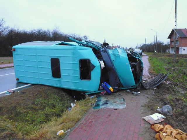 Siła zderzenia była bardzo duża, bus wypadł z jezdni i zarył się na poboczu drogi pod Potworowem.