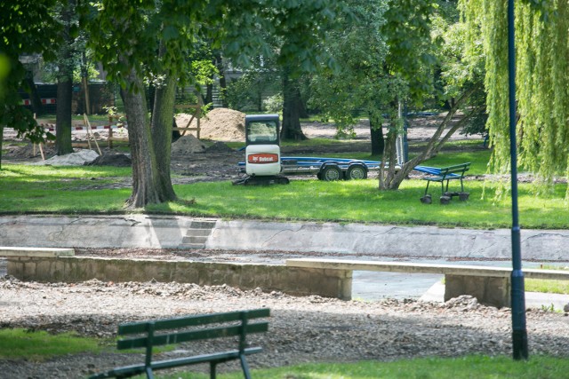 Według śledzących remont wysłanie do parku sztabu ludzi pozwoliłoby szybciej skończyć prace i oddać park mieszkańcom