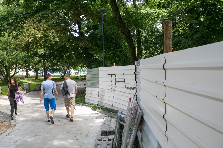 Według śledzących remont wysłanie do parku sztabu ludzi...