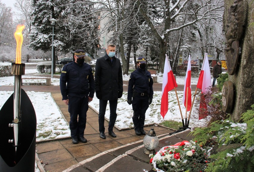 Prezydent Kielc Bogdan Wenta składający kwiaty przy pomniku,