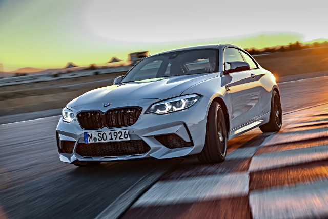 BMW M2 Competition Standardowy wariant przyspiesza do 100 km/h w 4,4 s i osiąga prędkość maksymalną 250 km/h. Wersja ze zautomatyzowaną skrzynią potrzebuje na rozpędzenie się do 100 km/h 4,2 s.Fot. BMW