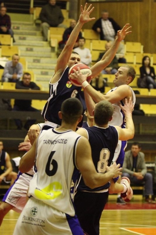 Koszykarze Siarki Tarnobrzeg (z piłką Karol Szpyrka) wygrali wyjazdowy mecz w Jeleniej Górze.