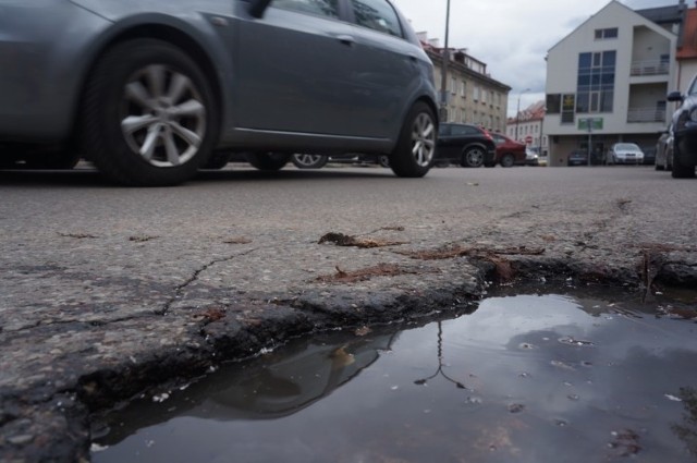 Teraz to w zasadzie plac parkingowy z powyginaną jezdnią i jednokierunkowym ruchem. Po remoncie ulica zostanie wyprostowana, powstaną dwa pasy ruchu. 